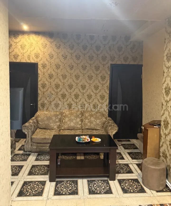 3 Սենյականոց Բնակարան Քարե Շենքում, 78քմ, 2/5 հարկ, Նորմալ Վիճակում, Կահավորված, Արևկող