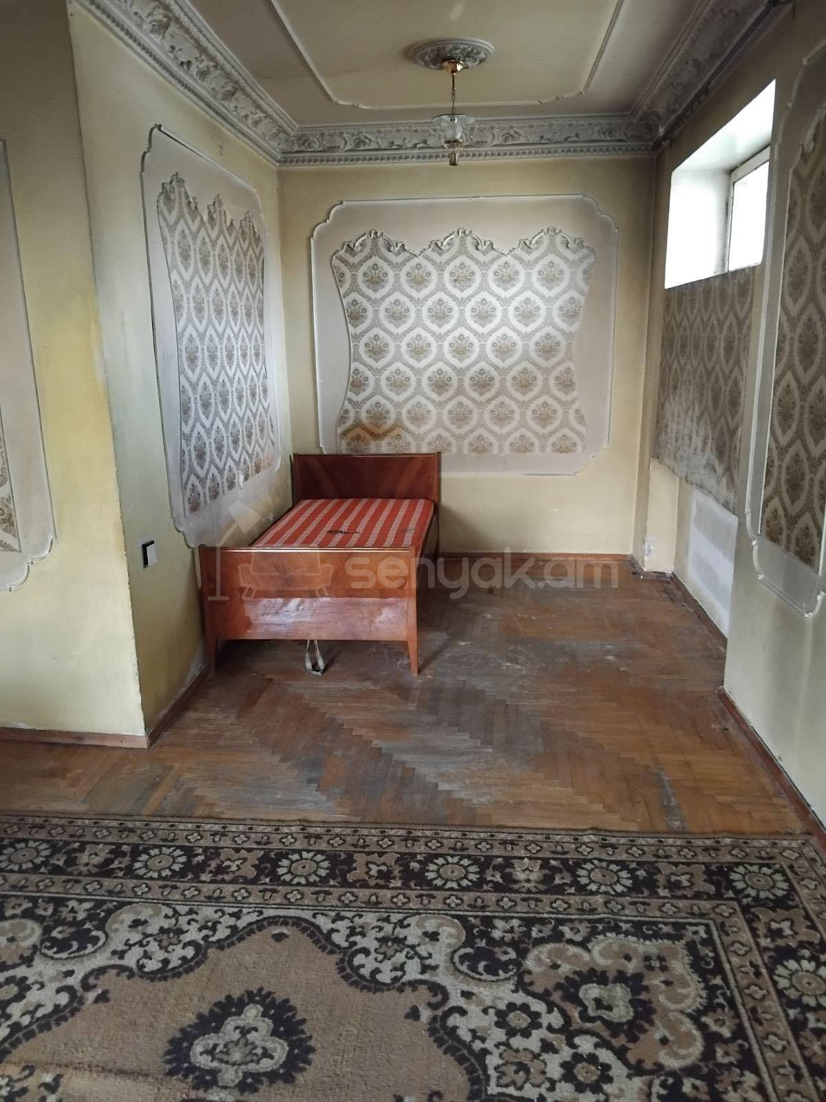 3 Սենյականոց Բնակարան Քարե Շենքում, 70քմ, 5/5 հարկ, Նորմալ Վիճակում, Կահավորված