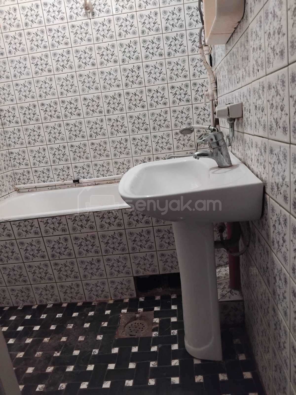 3 Սենյականոց Բնակարան Քարե Շենքում, 70քմ, 5/5 հարկ, Նորմալ Վիճակում, Կահավորված