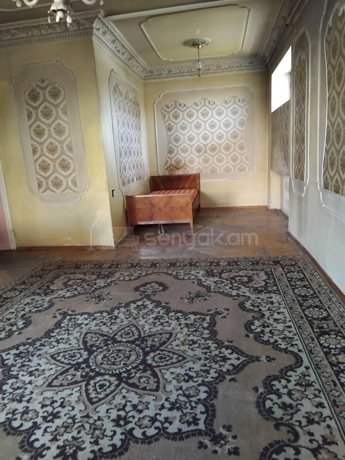 3 Սենյականոց Բնակարան Քարե Շենքում, 70քմ, 5/5 հարկ, Նորմալ Վիճակում, Կահավորված