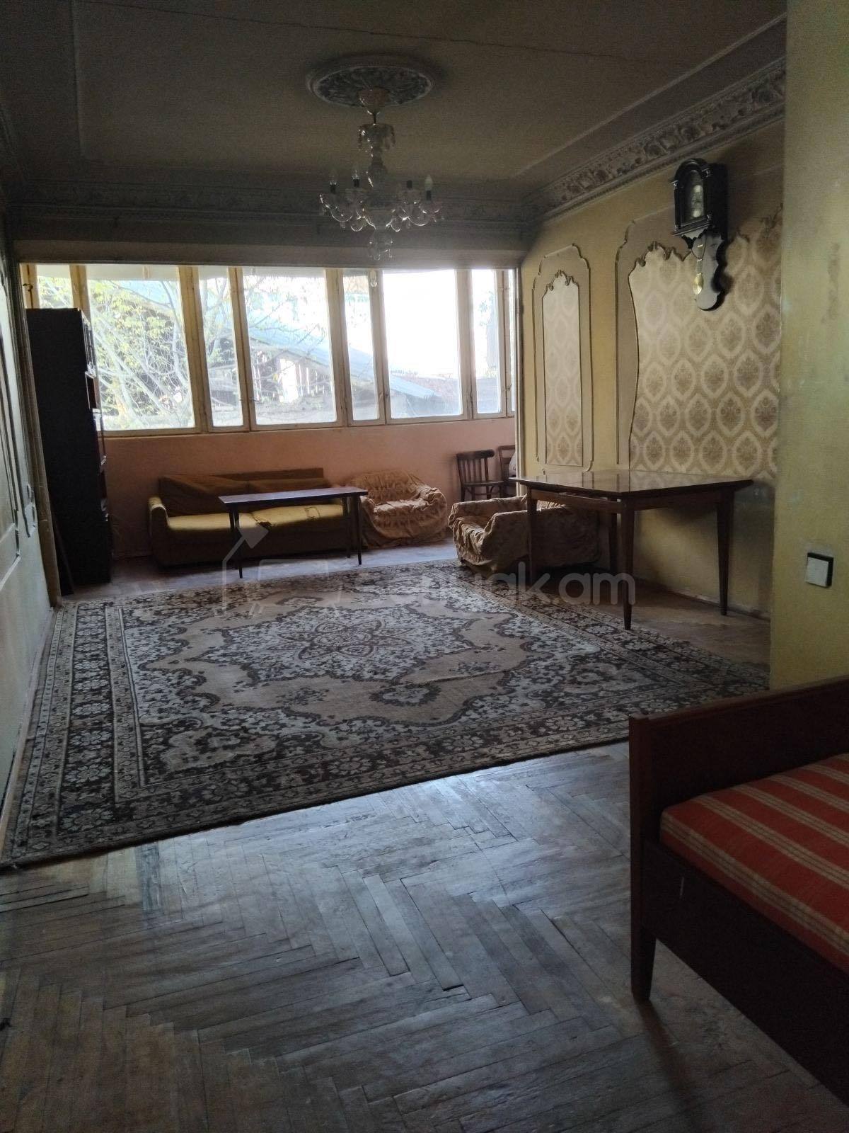 3 Սենյականոց Բնակարան Քարե Շենքում, 70քմ, 5/5 հարկ, Նորմալ Վիճակում, Կահավորված