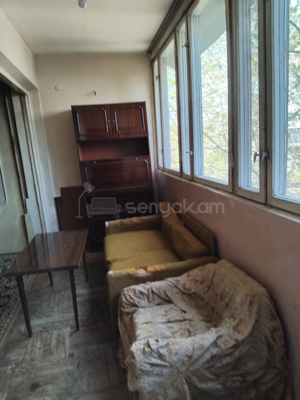 3 Սենյականոց Բնակարան Քարե Շենքում, 70քմ, 5/5 հարկ, Նորմալ Վիճակում, Կահավորված