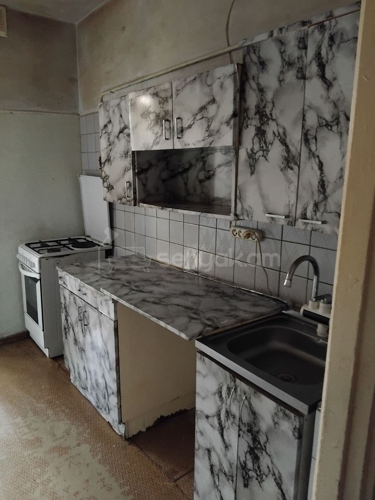 3 Սենյականոց Բնակարան Քարե Շենքում, 70քմ, 5/5 հարկ, Նորմալ Վիճակում, Կահավորված