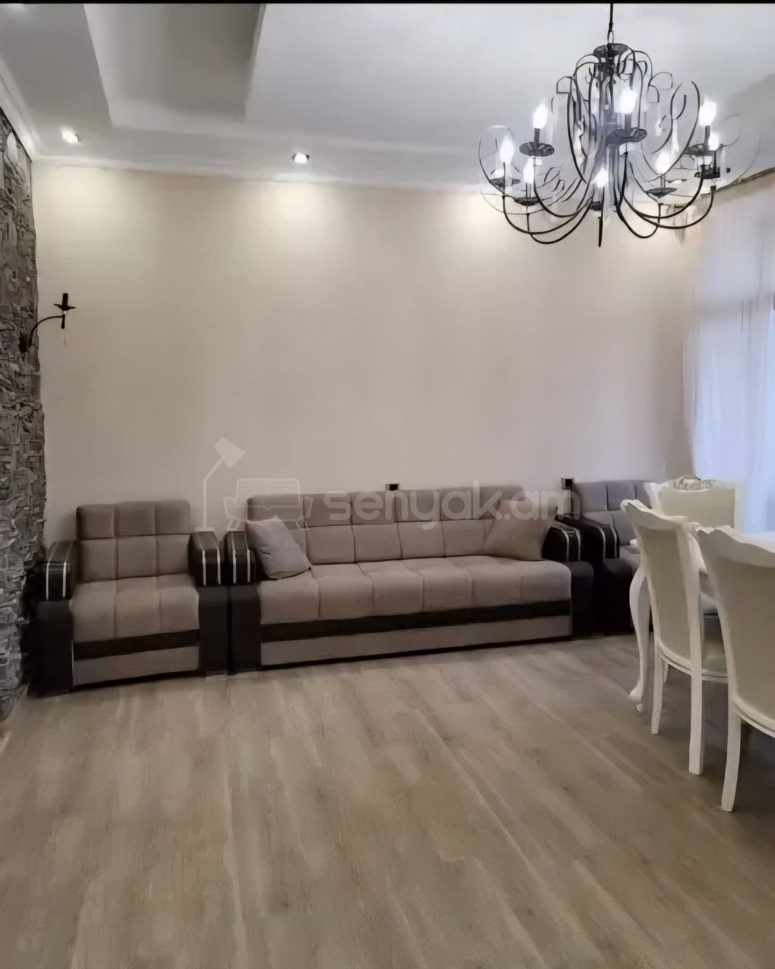 4 Սենյականոց Բնակարան Քարե Շենքում, 100քմ, 4/4 հարկ, Դիզայներական Վերանորոգված, Կահավորված