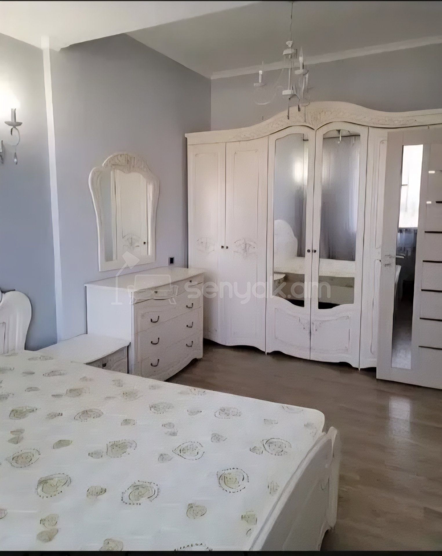 4 Սենյականոց Բնակարան Քարե Շենքում, 100քմ, 4/4 հարկ, Դիզայներական Վերանորոգված, Կահավորված