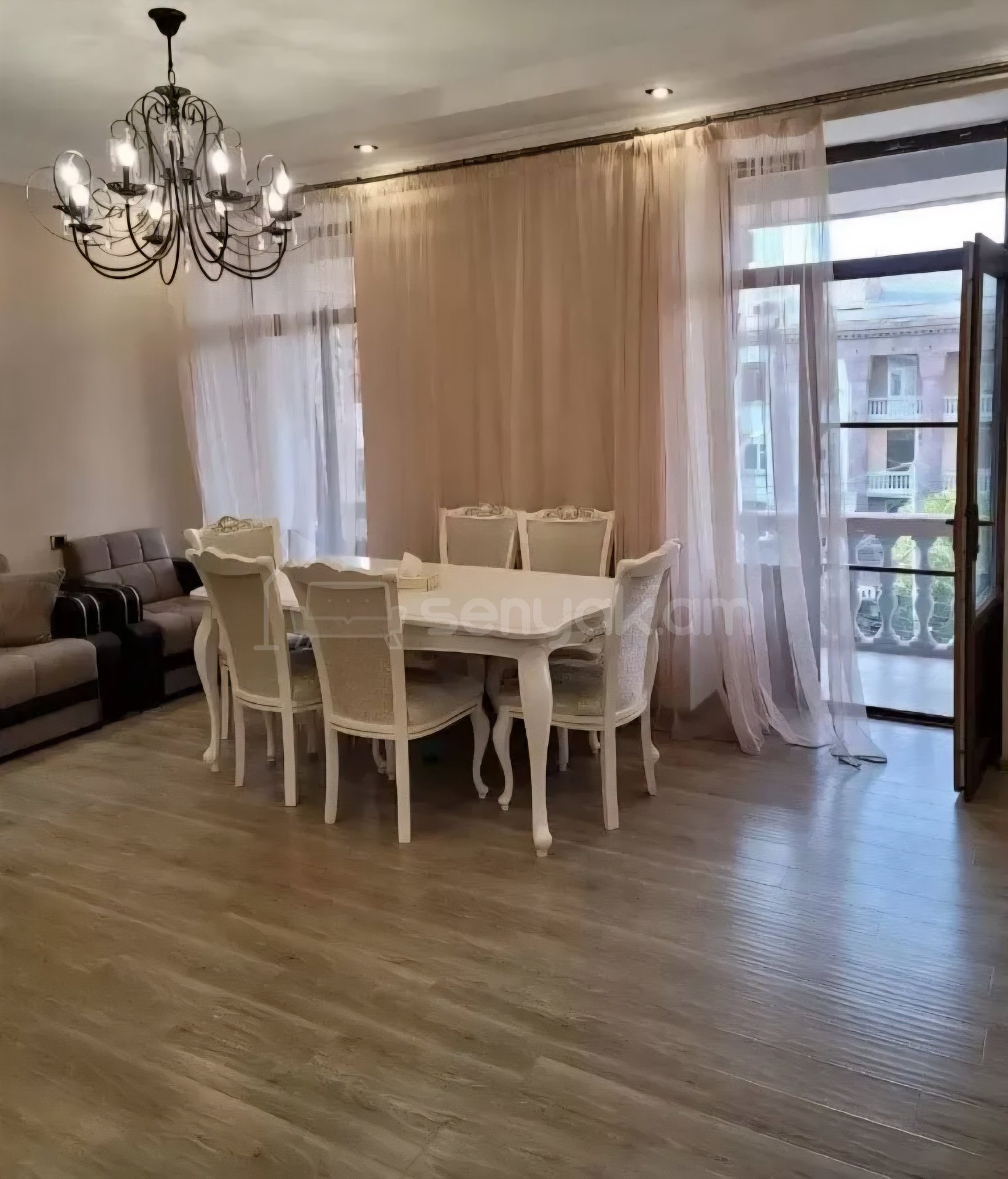 4 Սենյականոց Բնակարան Քարե Շենքում, 100քմ, 4/4 հարկ, Դիզայներական Վերանորոգված, Կահավորված