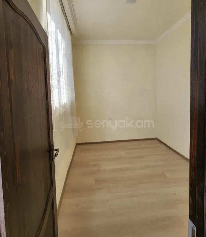 3 Սենյականոց Բնակարան Քարե Շենքում, 50քմ, 1/1 հարկ, Նորմալ Վիճակում, Կահավորված, Արևկող