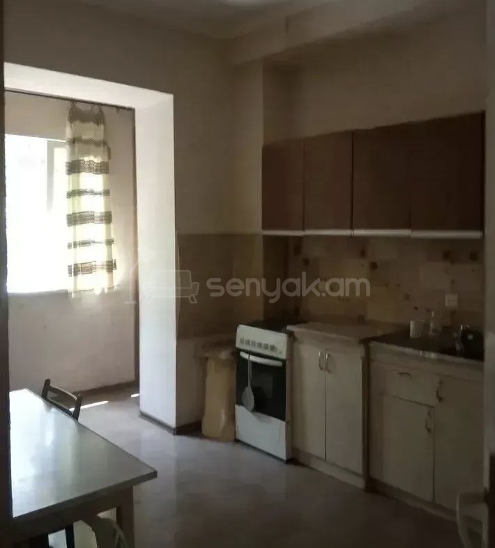 2 Սենյականոց Բնակարան Քարե Շենքում, 44քմ, 2/4 հարկ, Նորմալ Վիճակում, Կահավորված, Արևկող