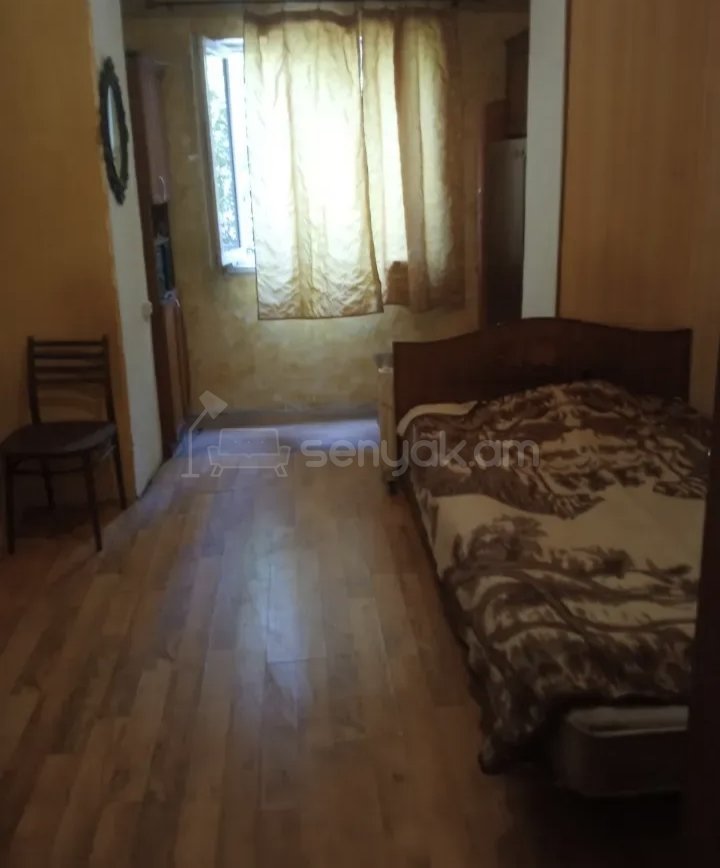 2 Սենյականոց Բնակարան Քարե Շենքում, 44քմ, 2/4 հարկ, Նորմալ Վիճակում, Կահավորված, Արևկող