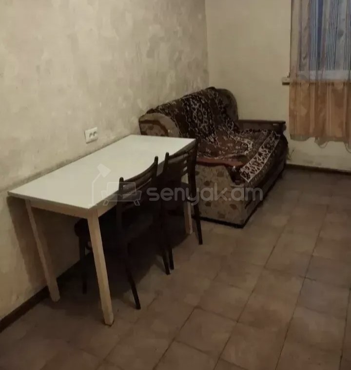 2 Սենյականոց Բնակարան Քարե Շենքում, 44քմ, 2/4 հարկ, Նորմալ Վիճակում, Կահավորված, Արևկող