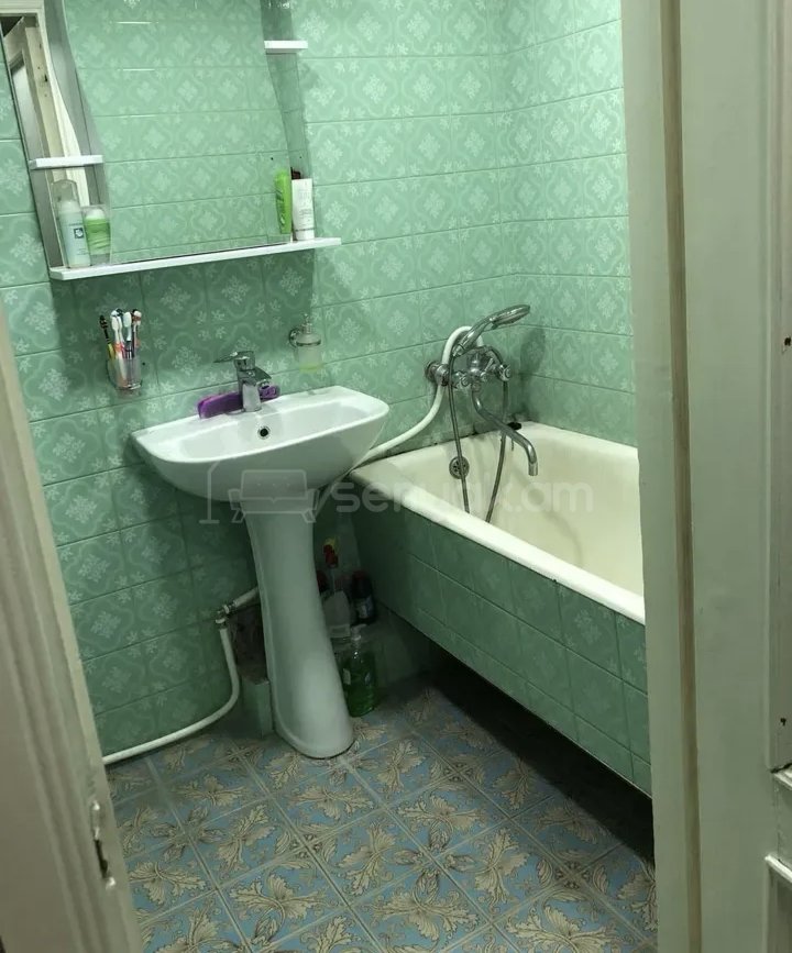 2 Սենյականոց Բնակարան Քարե Շենքում, 44քմ, 2/4 հարկ, Նորմալ Վիճակում, Կահավորված, Արևկող