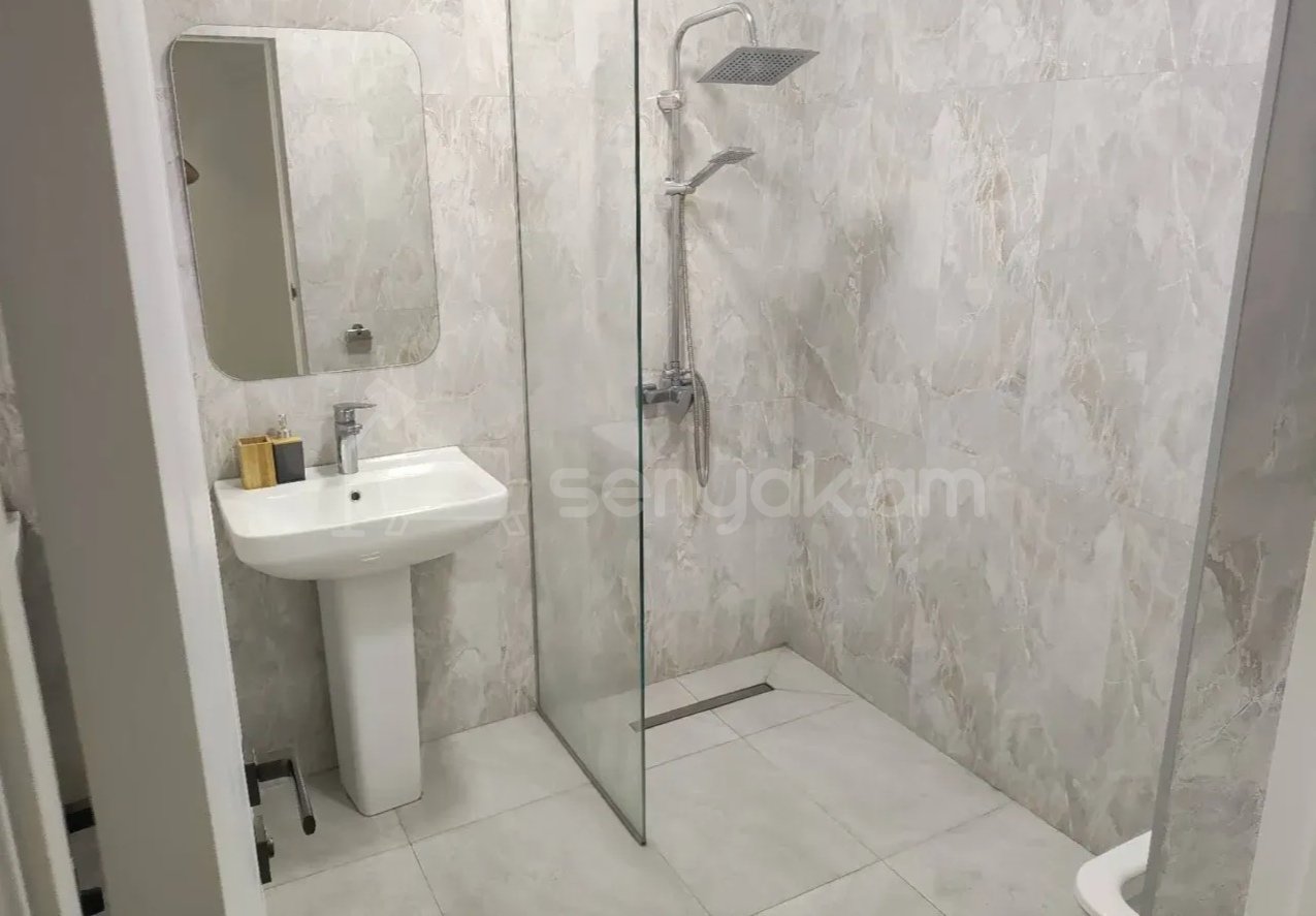 3 Սենյականոց Բնակարան Քարե Շենքում, 80քմ, 1/5 հարկ, Կապիտալ Վերանորոգված, Կահավորված