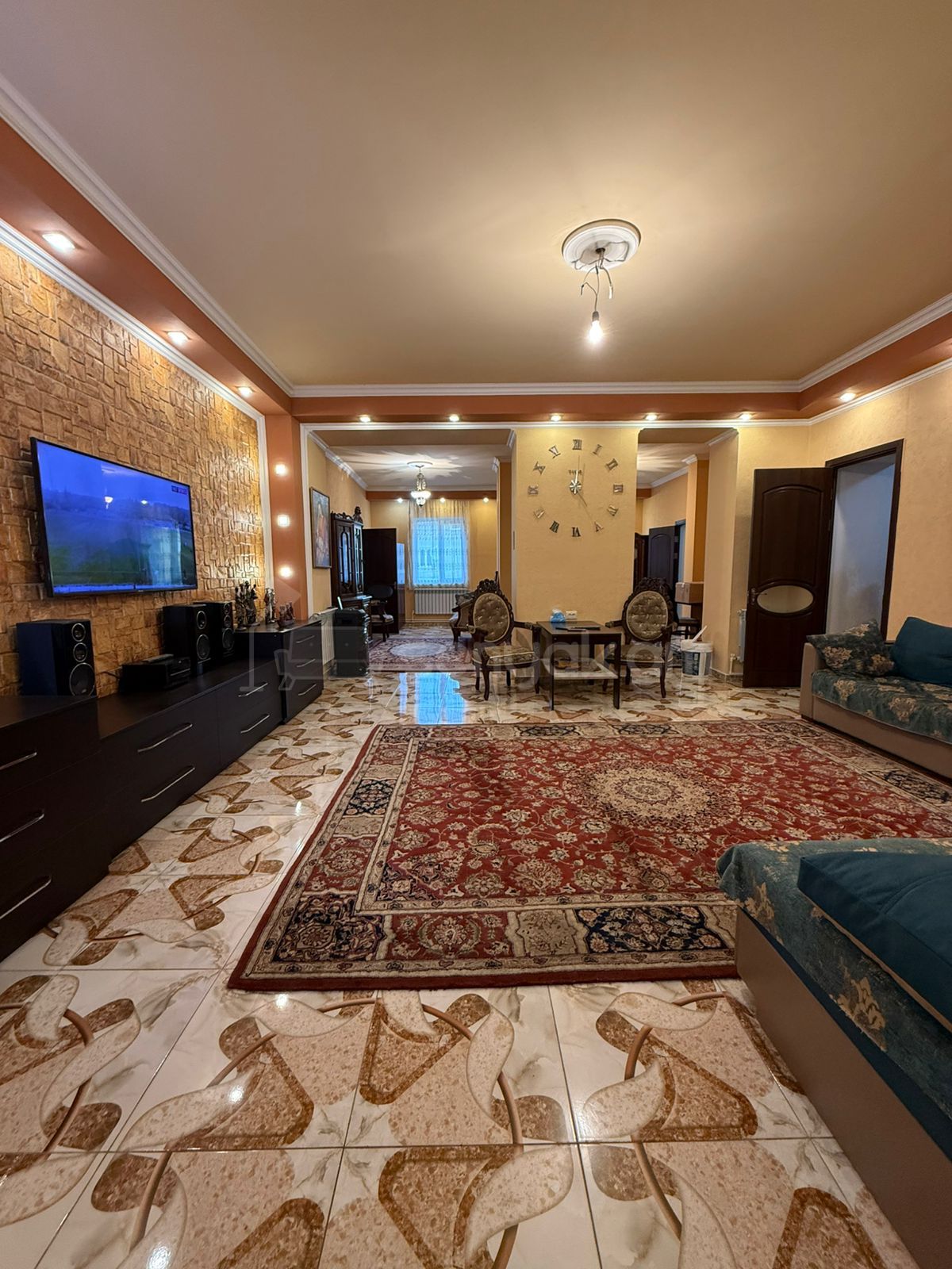 3 Սենյականոց Բնակարան Քարե Շենքում, 92քմ, 2/3 հարկ, Կապիտալ Վերանորոգված