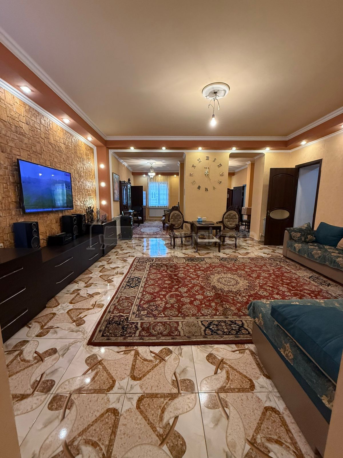 3 Սենյականոց Բնակարան Քարե Շենքում, 92քմ, 2/3 հարկ, Կապիտալ Վերանորոգված