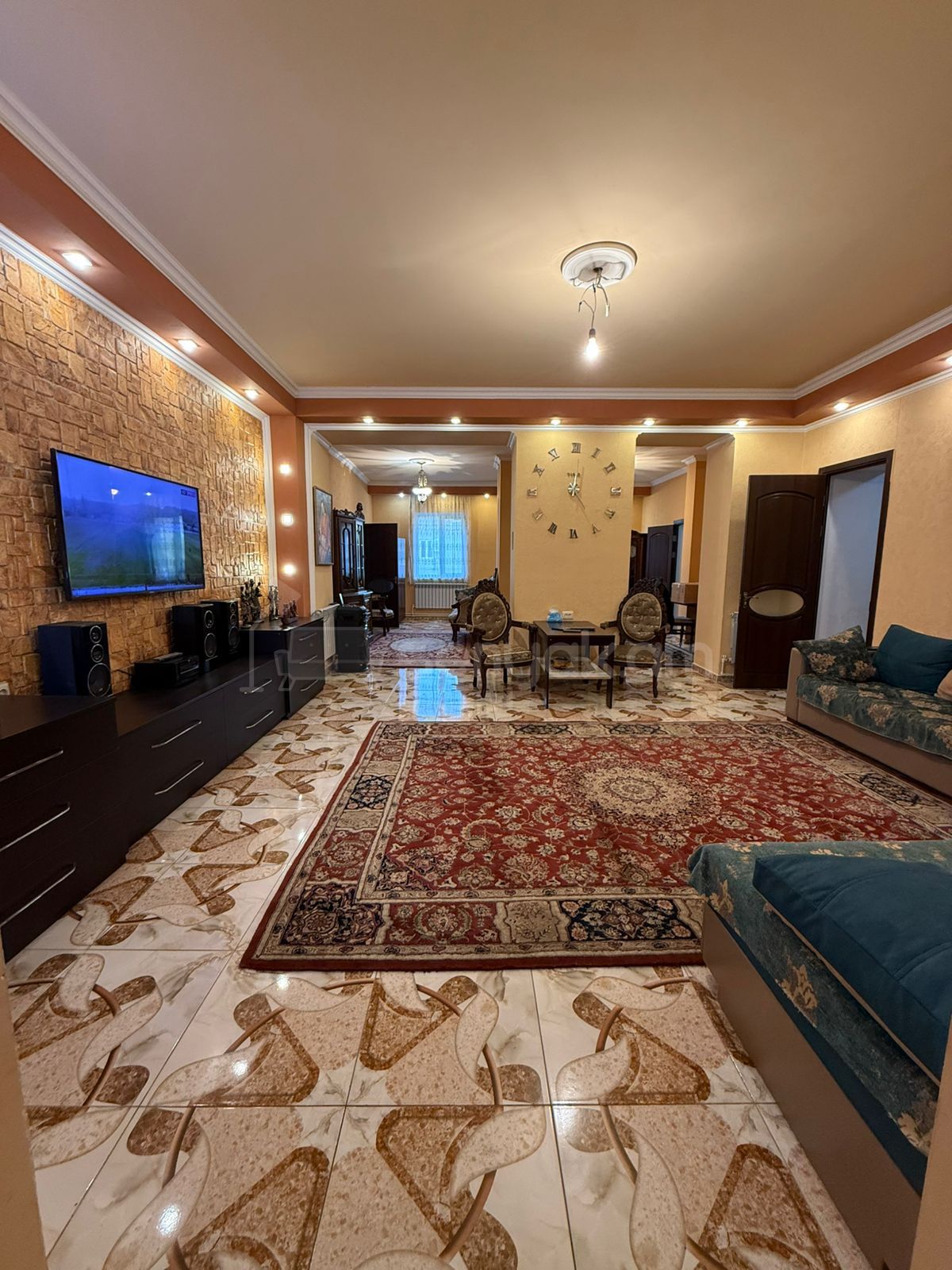 3 Սենյականոց Բնակարան Քարե Շենքում, 92քմ, 2/3 հարկ, Կապիտալ Վերանորոգված