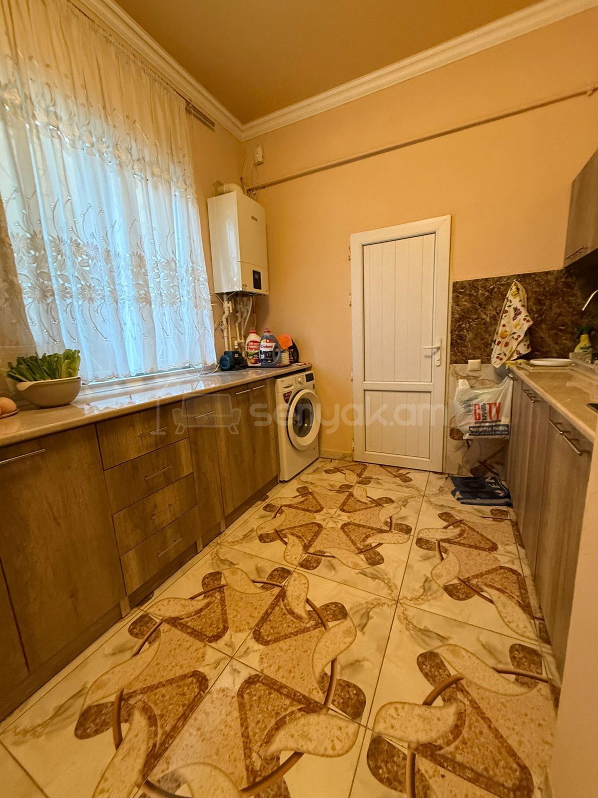 3 Սենյականոց Բնակարան Քարե Շենքում, 92քմ, 2/3 հարկ, Կապիտալ Վերանորոգված