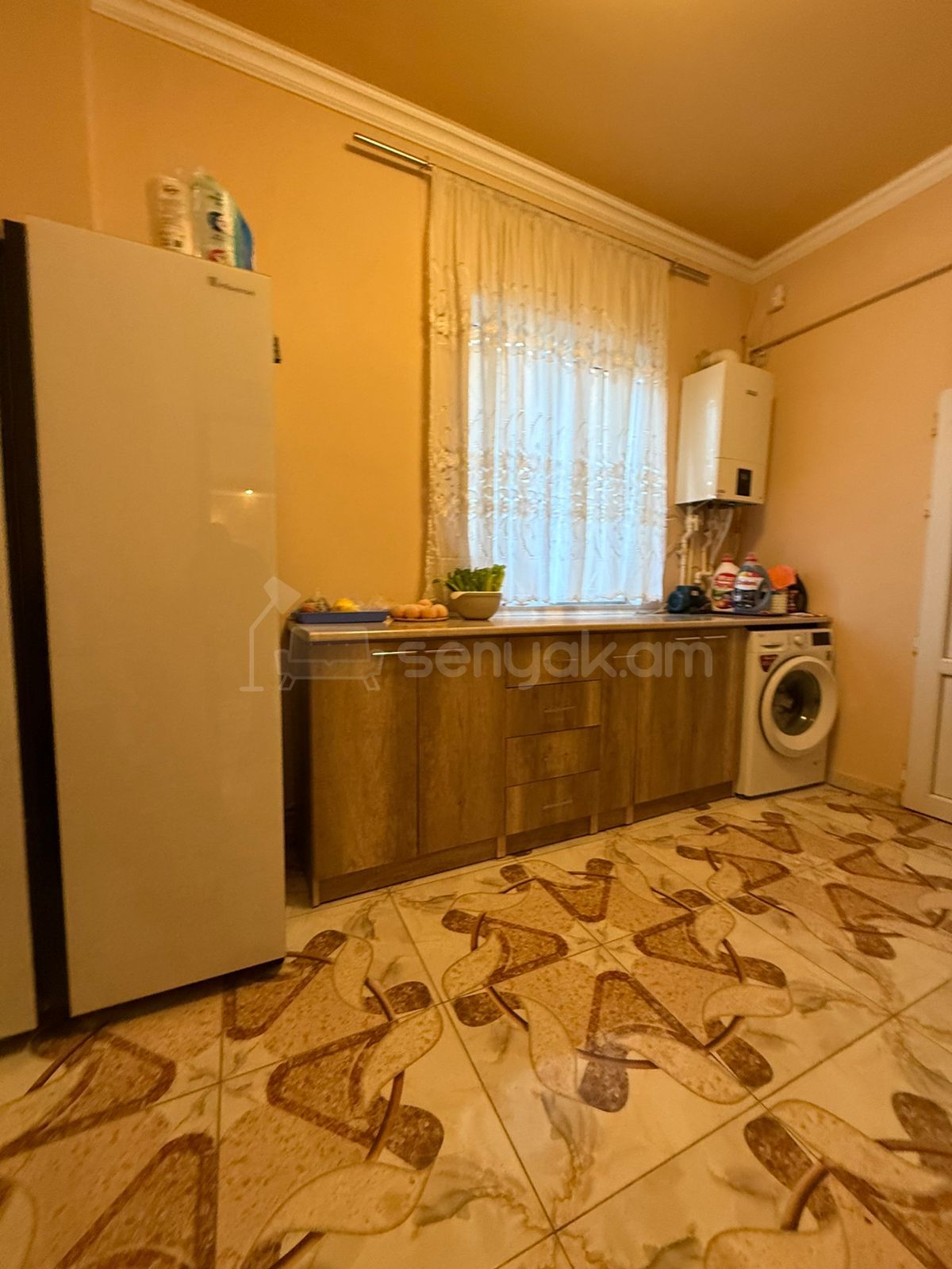 3 Սենյականոց Բնակարան Քարե Շենքում, 92քմ, 2/3 հարկ, Կապիտալ Վերանորոգված