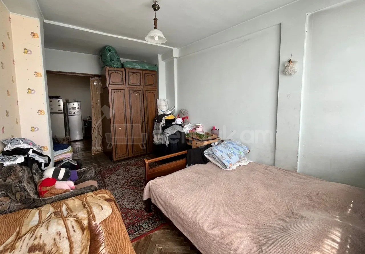 3 Սենյականոց Բնակարան Քարե Շենքում, 72քմ, 4/5 հարկ, Պետական Վիճակում