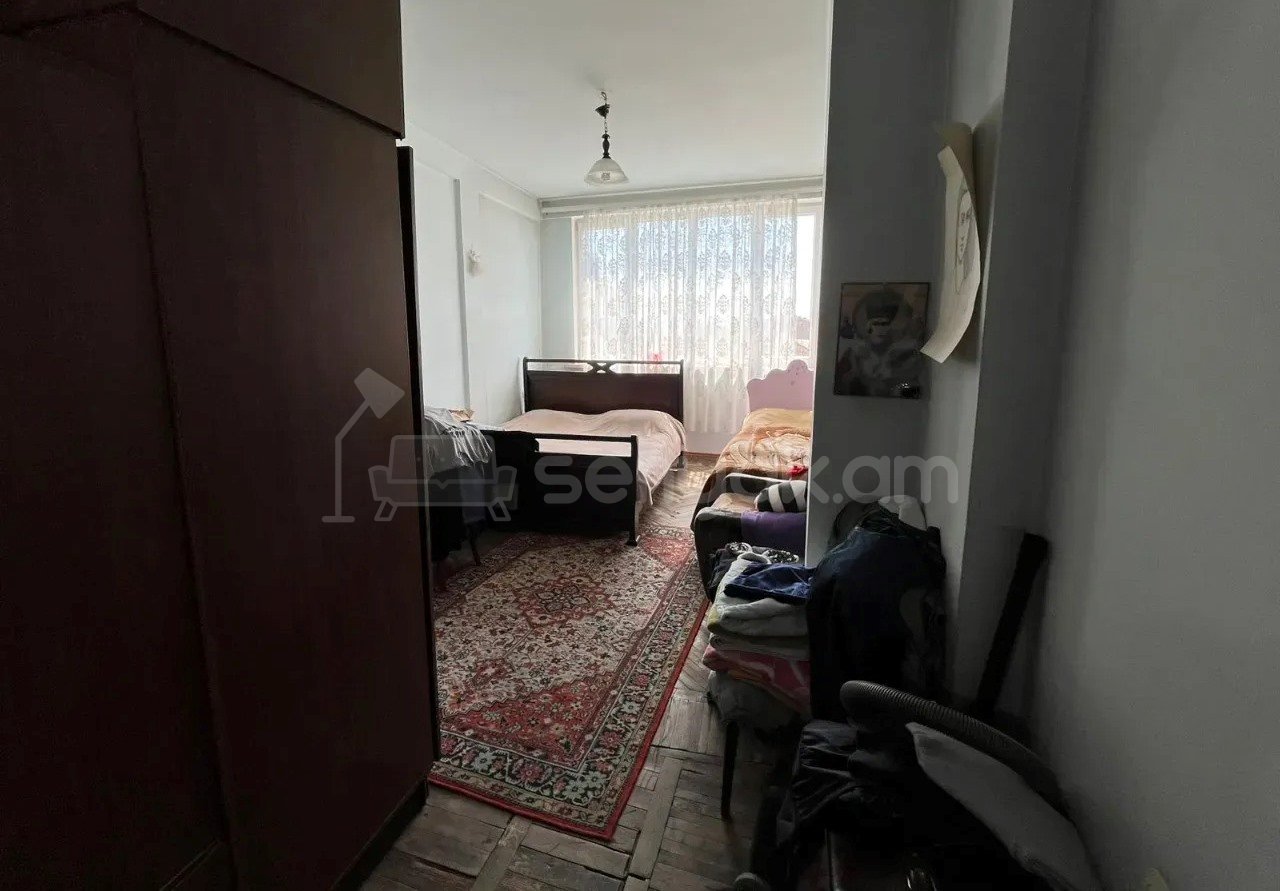 3 Սենյականոց Բնակարան Քարե Շենքում, 72քմ, 4/5 հարկ, Պետական Վիճակում