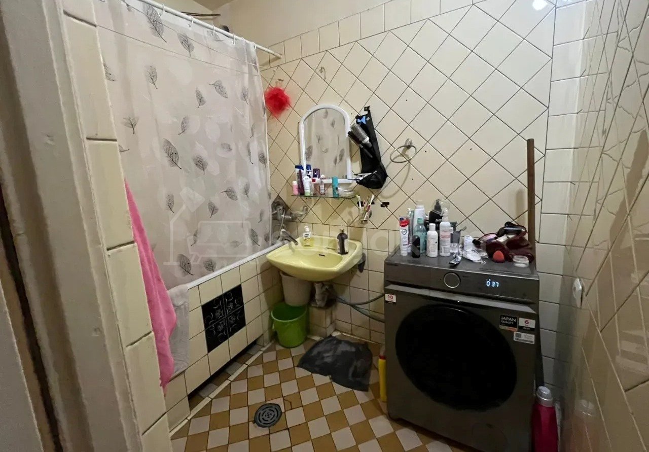 3 Սենյականոց Բնակարան Քարե Շենքում, 72քմ, 4/5 հարկ, Պետական Վիճակում