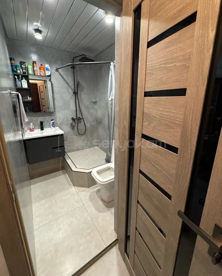 1 Սենյականոց Բնակարան, 32քմ, 3/5 հարկ, Կապիտալ Վերանորոգված