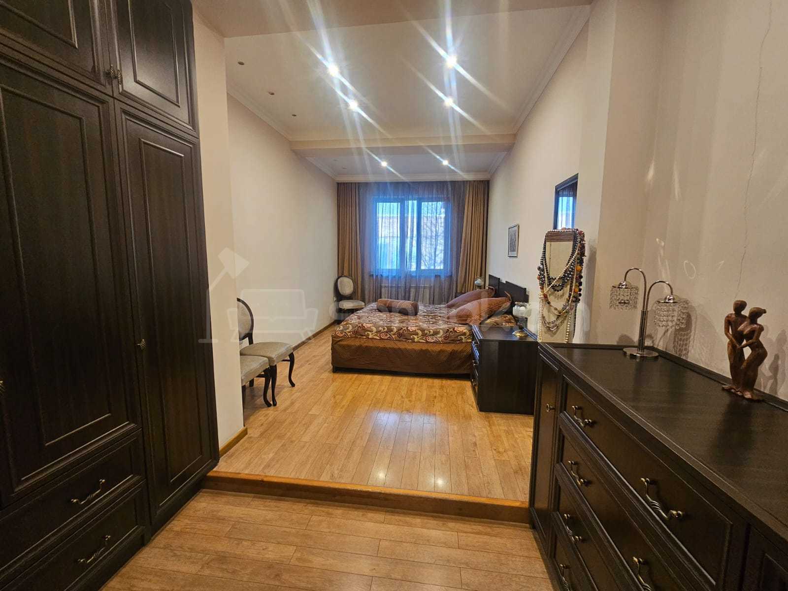 4 Սենյականոց Բնակարան Քարե Շենքում, 172քմ, 3/5 հարկ, Կապիտալ Վերանորոգված