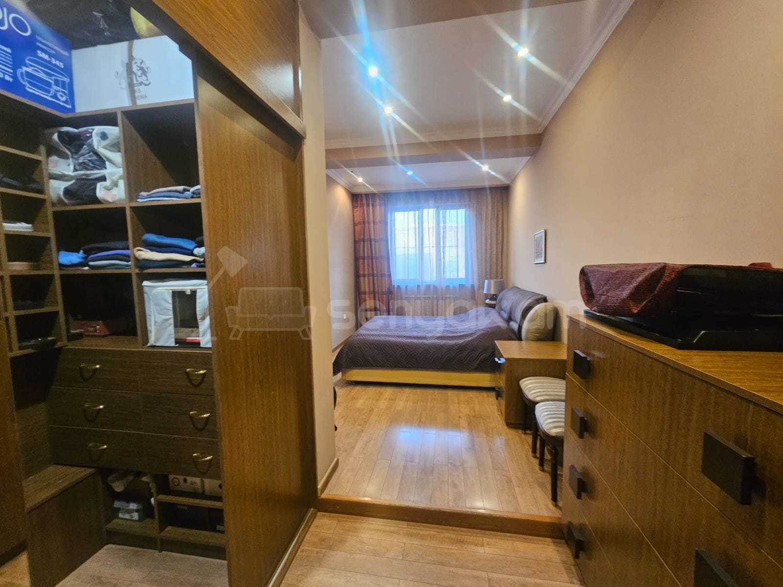 4 Սենյականոց Բնակարան Քարե Շենքում, 172քմ, 3/5 հարկ, Կապիտալ Վերանորոգված