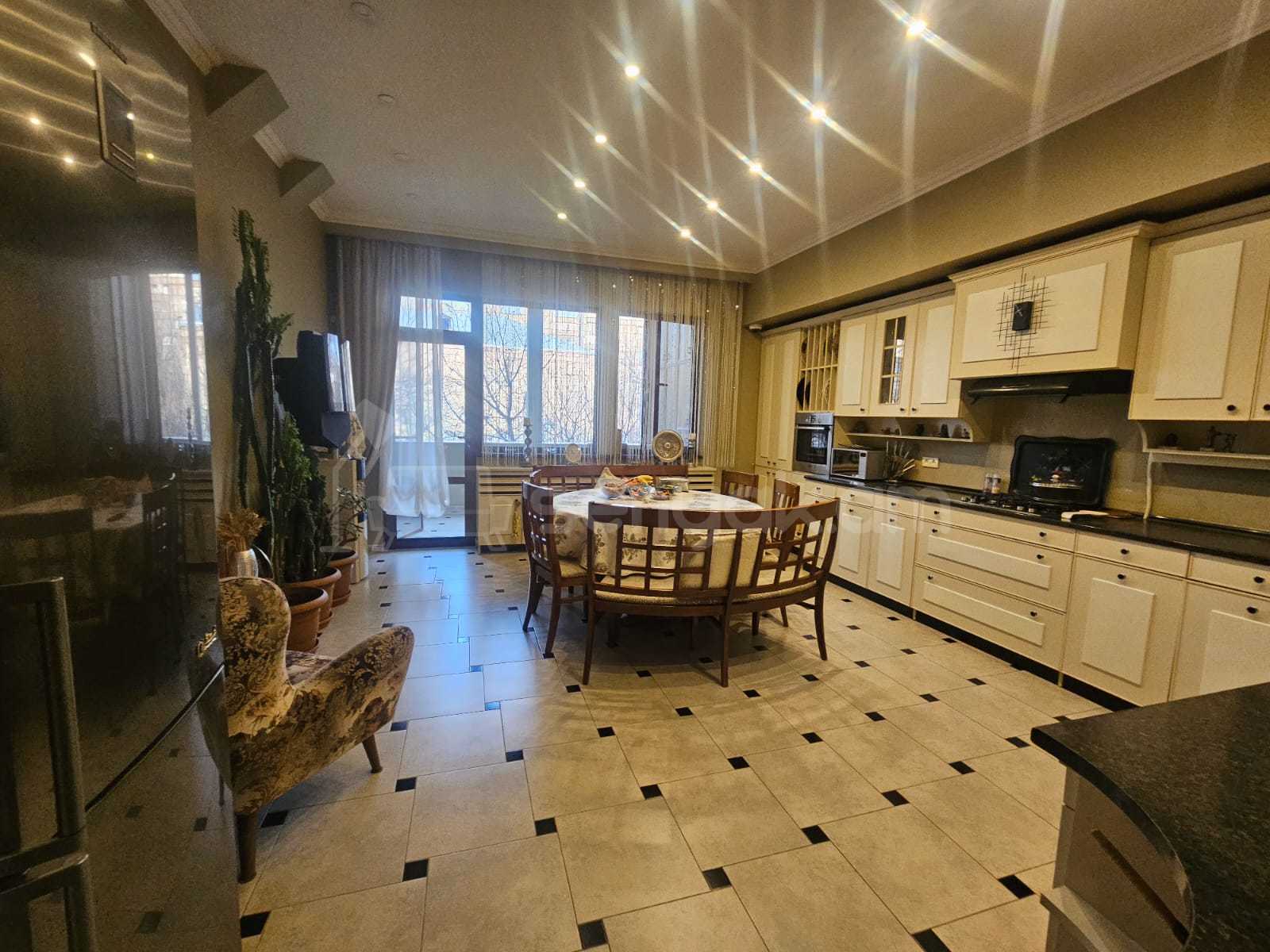 4 Սենյականոց Բնակարան Քարե Շենքում, 172քմ, 3/5 հարկ, Կապիտալ Վերանորոգված