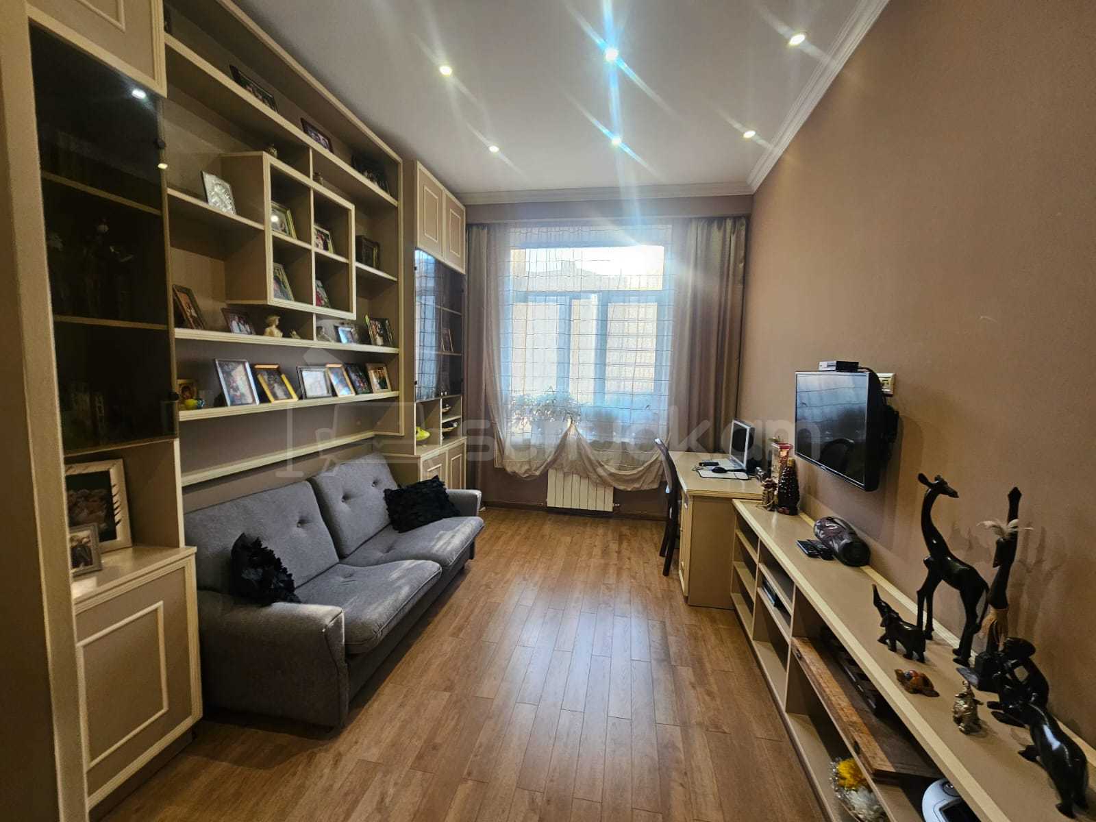 4 Սենյականոց Բնակարան Քարե Շենքում, 172քմ, 3/5 հարկ, Կապիտալ Վերանորոգված