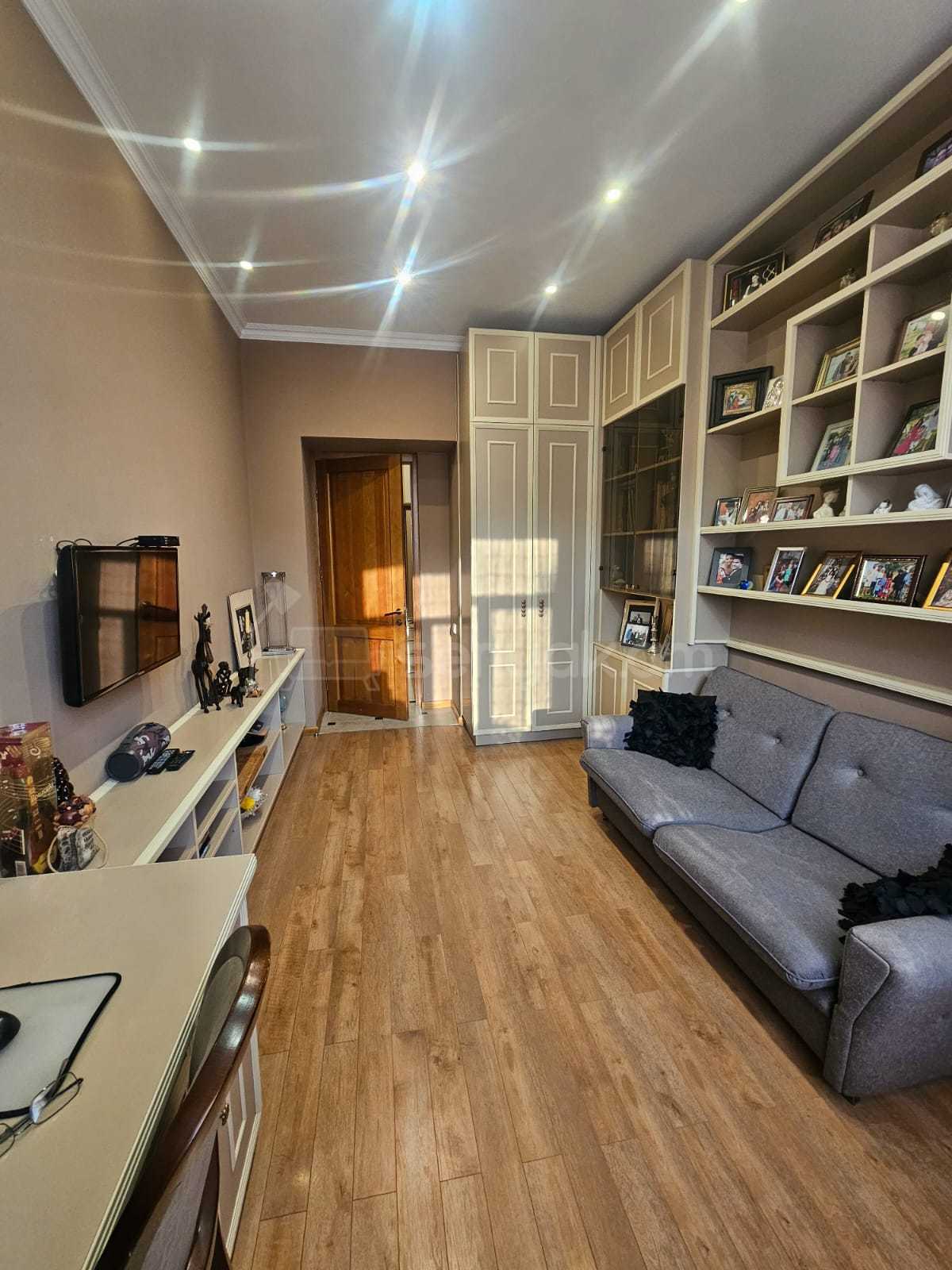 4 Սենյականոց Բնակարան Քարե Շենքում, 172քմ, 3/5 հարկ, Կապիտալ Վերանորոգված