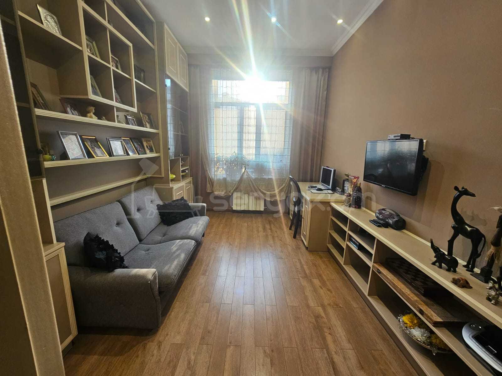 4 Սենյականոց Բնակարան Քարե Շենքում, 172քմ, 3/5 հարկ, Կապիտալ Վերանորոգված