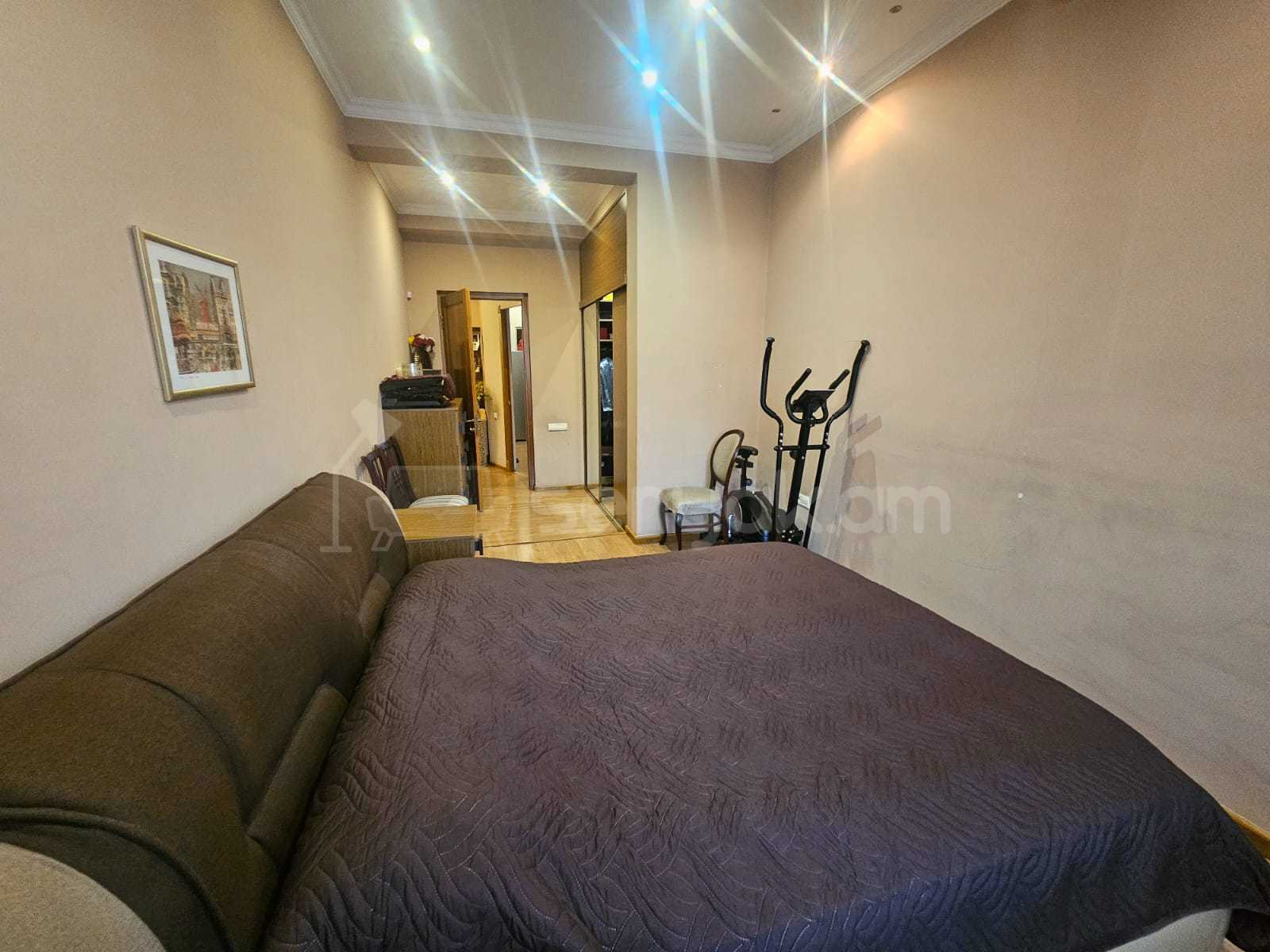 4 Սենյականոց Բնակարան Քարե Շենքում, 172քմ, 3/5 հարկ, Կապիտալ Վերանորոգված