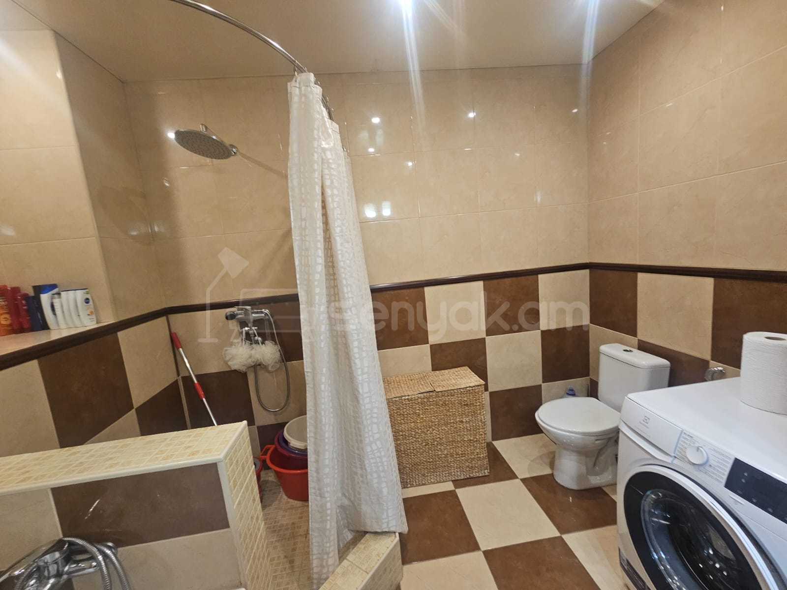 4 Սենյականոց Բնակարան Քարե Շենքում, 172քմ, 3/5 հարկ, Կապիտալ Վերանորոգված