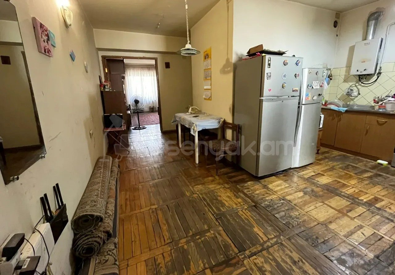 3 Սենյականոց Բնակարան Քարե Շենքում, 72քմ, 4/5 հարկ, Պետական Վիճակում