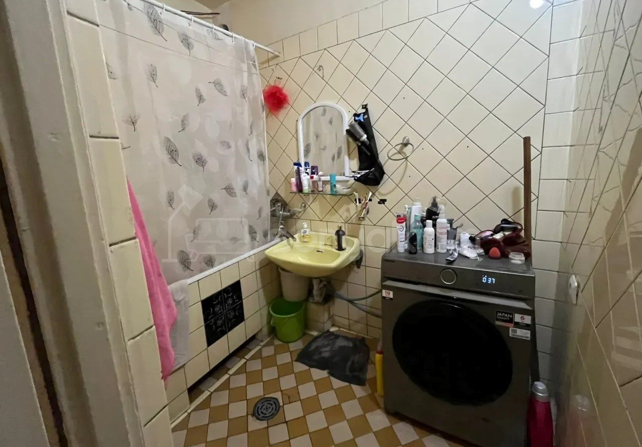 3 Սենյականոց Բնակարան Քարե Շենքում, 72քմ, 4/5 հարկ, Պետական Վիճակում