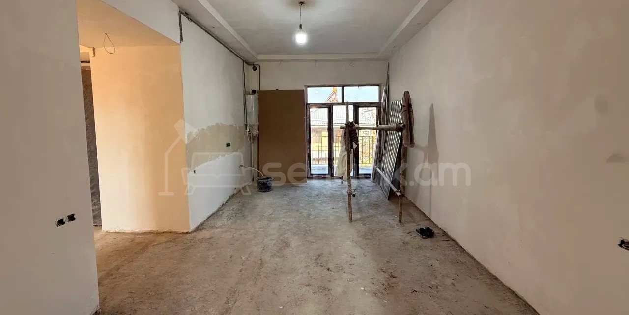 3 Սենյականոց Բնակարան Քարե Շենքում, 73քմ, 4/4 հարկ, Կապիտալ Վերանորոգված