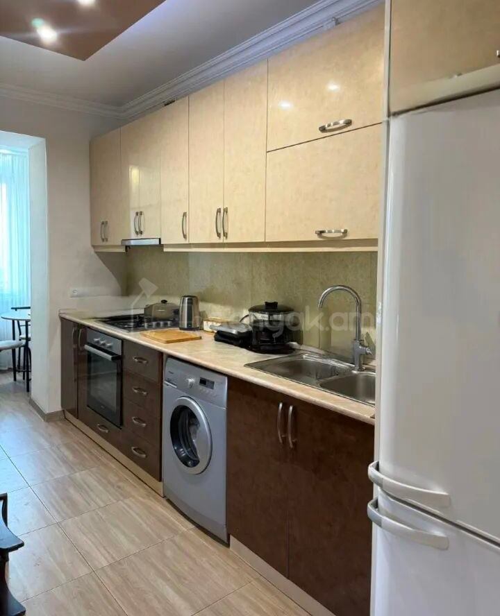 3 Սենյականոց Բնակարան Քարե Շենքում, 80քմ, 5/5 հարկ, Կապիտալ Վերանորոգված