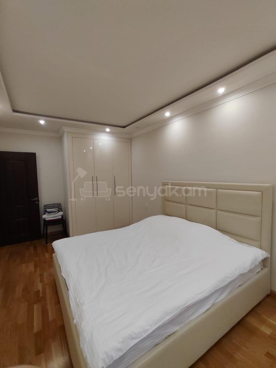 4 Սենյականոց Բնակարան Քարե Շենքում, 124քմ, 3/5 հարկ, Կապիտալ Վերանորոգված