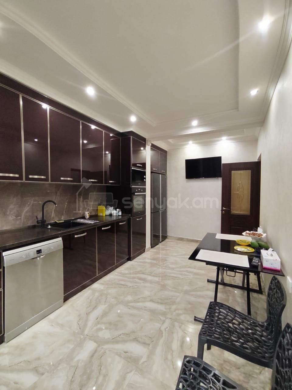 4 Սենյականոց Բնակարան Քարե Շենքում, 124քմ, 3/5 հարկ, Կապիտալ Վերանորոգված