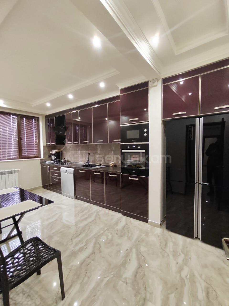 4 Սենյականոց Բնակարան Քարե Շենքում, 124քմ, 3/5 հարկ, Կապիտալ Վերանորոգված