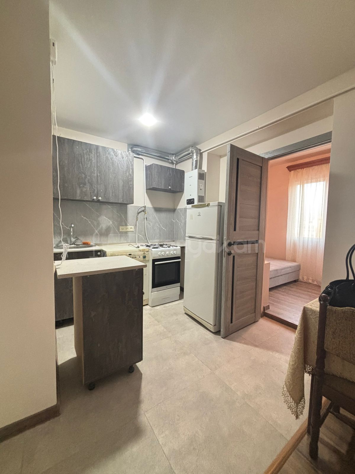 2 Սենյականոց Բնակարան Քարե Շենքում, 40քմ, 4/4 հարկ, Կապիտալ Վերանորոգված, Կահավորված