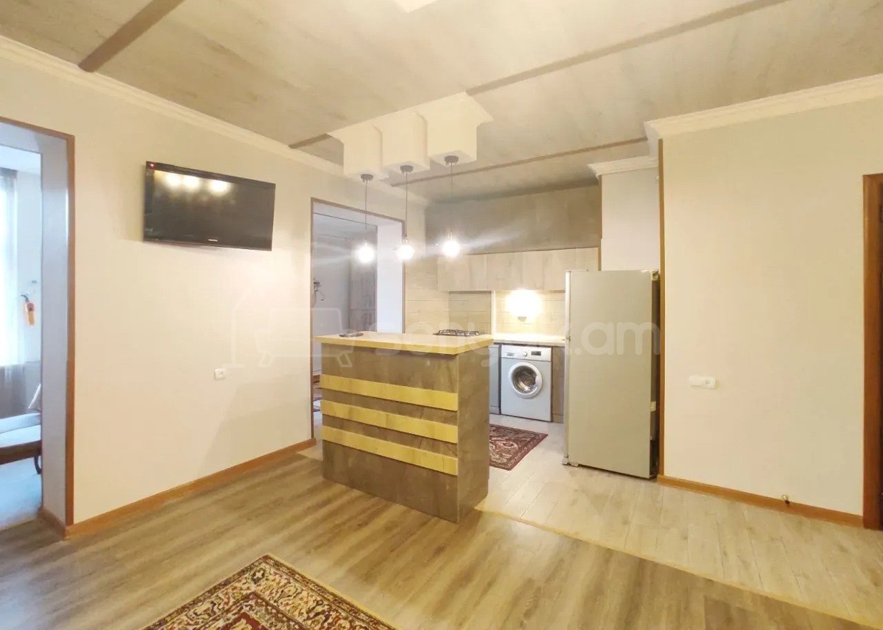 2 Սենյականոց Բնակարան Քարե Շենքում, 75քմ, 5/5 հարկ, Կապիտալ Վերանորոգված