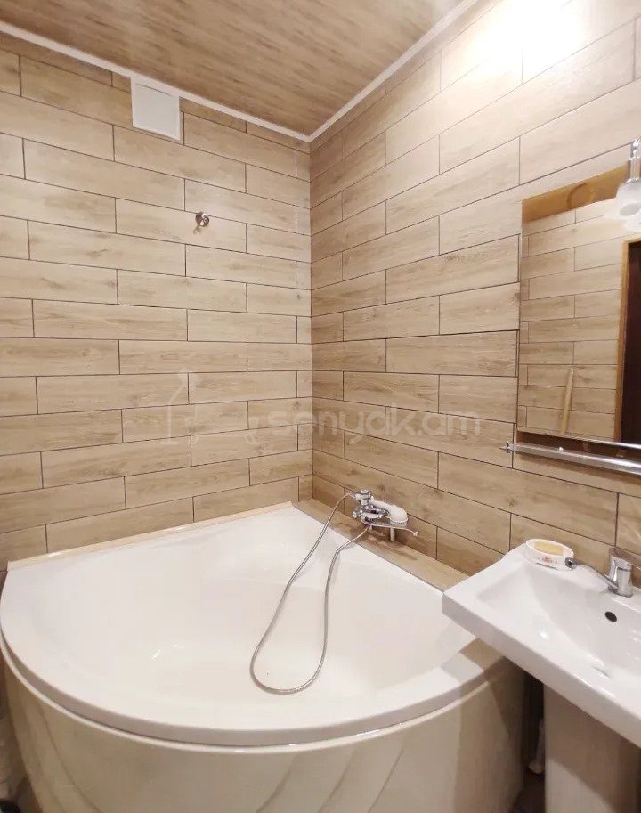 2 Սենյականոց Բնակարան Քարե Շենքում, 75քմ, 5/5 հարկ, Կապիտալ Վերանորոգված