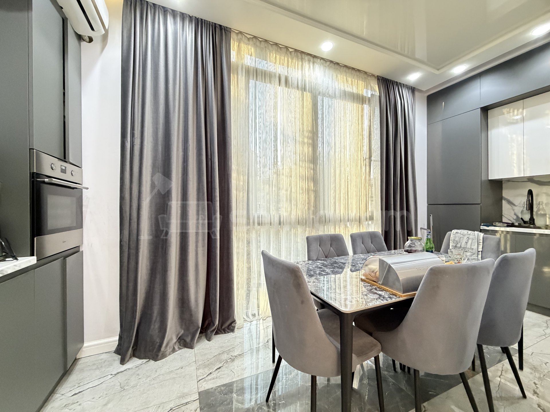 4 Սենյականոց Բնակարան Քարե Շենքում, 95քմ, 2/5 հարկ, Դիզայներական Վերանորոգված