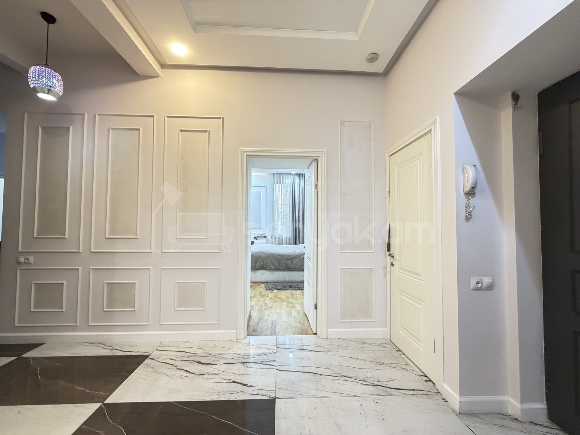 4 Սենյականոց Բնակարան Քարե Շենքում, 95քմ, 2/5 հարկ, Դիզայներական Վերանորոգված