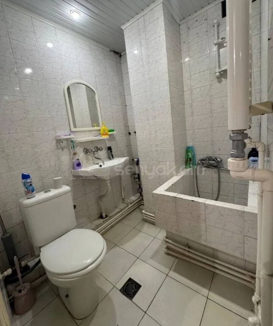 3 Սենյականոց Բնակարան Քարե Շենքում, 45քմ, 6/9 հարկ, Նորմալ Վիճակում, Կահավորված