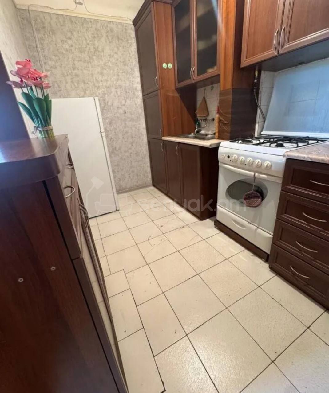 3 Սենյականոց Բնակարան Քարե Շենքում, 45քմ, 6/9 հարկ, Նորմալ Վիճակում, Կահավորված