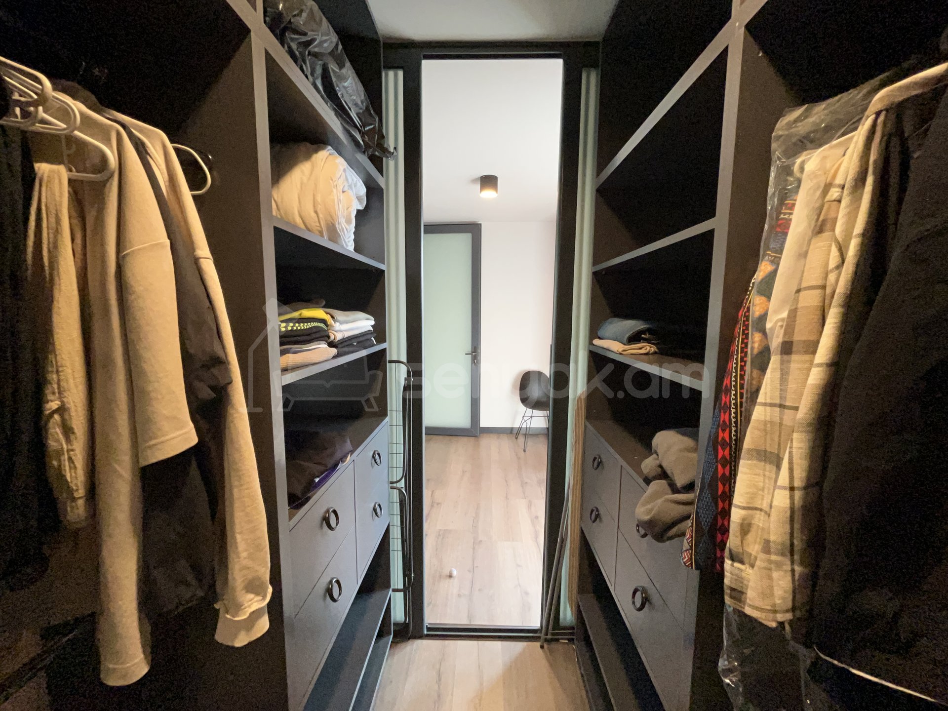 2 Սենյականոց Բնակարան Քարե Շենքում, 53քմ, 4/4 հարկ, Դիզայներական Վերանորոգված