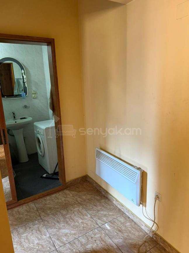 1 Սենյականոց Բնակարան Քարե Շենքում, 45քմ, 2/4 հարկ, Կապիտալ Վերանորոգված, Կահավորված