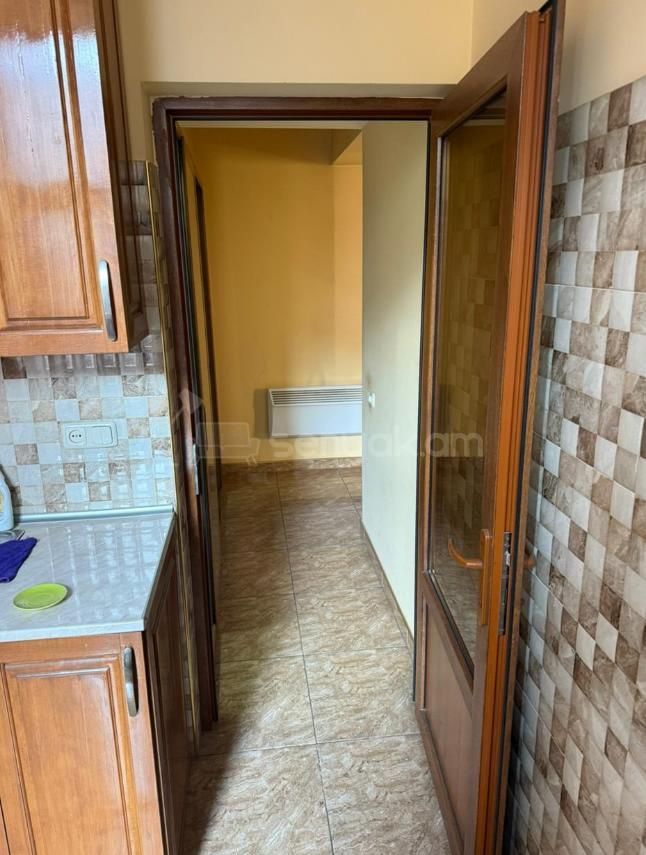 1 Սենյականոց Բնակարան Քարե Շենքում, 45քմ, 2/4 հարկ, Կապիտալ Վերանորոգված, Կահավորված